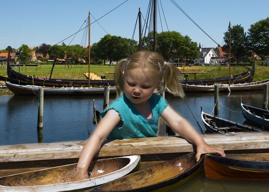 En familiedag på Vikingeskibsmuseet byder på mange gode fællesoplevelser for både store og små og I kan også aktivt opleve og tage del i, hvordan vikingerne byggede deres skibe og rejste til fjerne dele af verden.