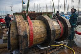 Marinarkæologerne kan følge resterne af rørledningen over et 200 meter langt forløb gennem Svanemøllehavnen, og efter flere dages savearbejde under vand, lykkedes det mandag den 22. marts at få bjærget et 2,4 meter langt stykke af den historiske rørledning.