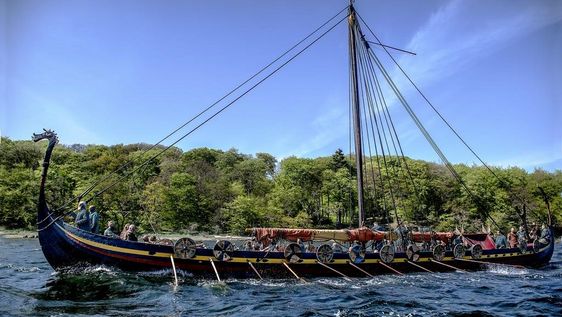 Sejlende Vikingeskibe Det er muligt at lave optagelser i museets rekonstruerede vikingeskibe. Vi har skibe af alle typer, fra de imponerende langskibe til de tunge handelskibe.