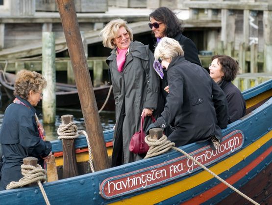 Dronning Anne-Marie og følge ombord på Havhingsten. Foto Werner Karrasch
