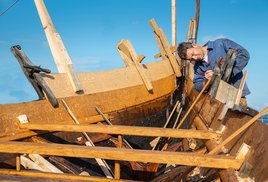 På bådeværftet bygges der klinkbyggede både i alle størrelser. Kig forbi og blive klogere på hvordan man bygger som vikingerne