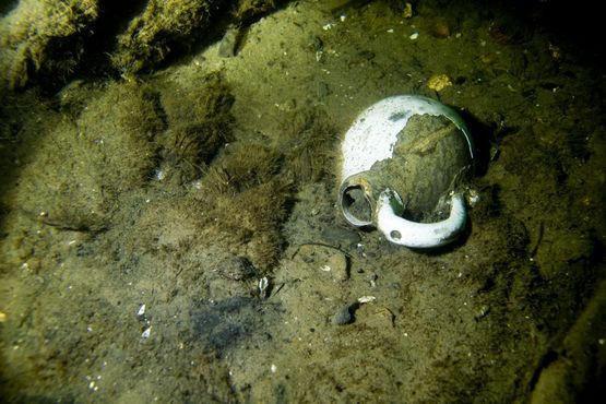 Glaseret lertøjskande. I bunden omkring kanden; tovværk. Foto: Morten Johansen, Vikingeskibsmuseet