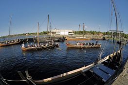 Bådturen afgår fra museumshavnen på Vikingeskibsmuseet