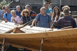 Få mere viden på de daglige rundvisninger, der er gratis for Vikingeskibsmuseets besøgende.