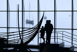 [Translate to dutch:] Se originale vikingeskibe på Vikingeskibsmuseet. Museet er åbent alle dage året rundt