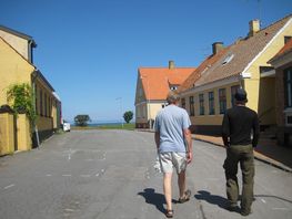 Vi 'flygter' over og spiser sild.
