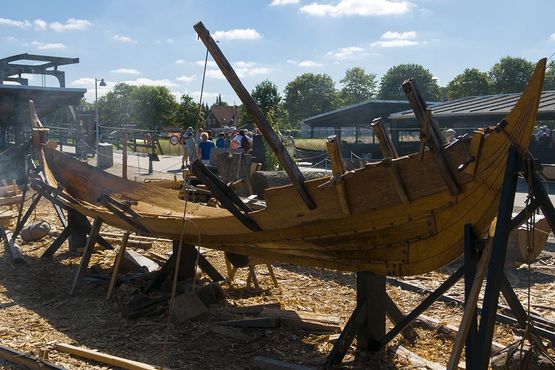 På Museumsøen demonstreres vikingernes håndværk: smeden. pilfletning, bådbygning og meget andet