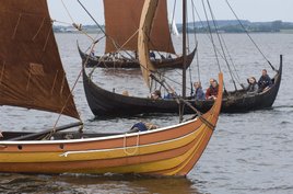 Helge Ask, Kraka Fyr og Roar Ege sejler på Roskilde Fjord. Fotograf: Werner Karrasch, Copyright: Vikingeskibsmuseet i Roskilde