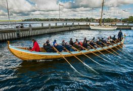 Sulen ved Vikingeskibsmuseet i Roskilde