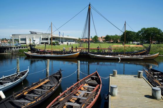 Nyt Vikingeskibsmuseum bliver et storstilet projekt, hvor både landskab og kystsikring skal spille sammen med både den nuværende museumshal og det helt nye byggeri på plænen.