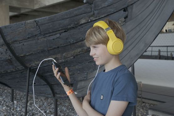 [Translate to english:] Audioguide med dramatiske fortællinger på Vikingeskibsmuseet i Roskilde. 