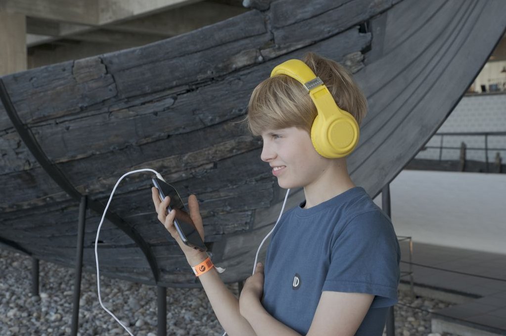 Hør historier om vikingeskibe i Vikingeskibsmuseets audioguide Hør historier om vikingeskibe i Vikingeskibsmuseets audioguide