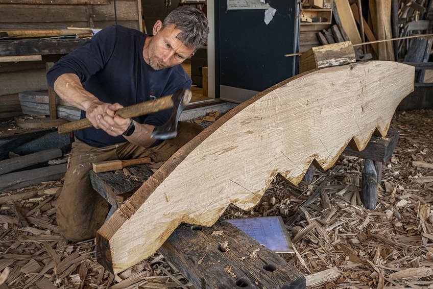 Vikingeskibsmuseets bådeværft bygger nordiske både og genskaber arkæologiske skibsfund med fortidens værktøj, materialer og teknikker.