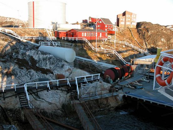 Foto: optaget af Thomas Ingemann. Billedet viser 'PolarOil' fra søsiden og er et arkivfoto fundet via fototjenesten 'Panoramio'.