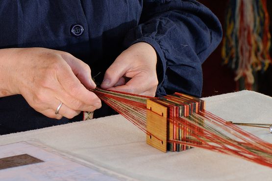 Check when you can meet the experienced weaver Anna Nørgaard, who shows different techniques for processing wool and linen.