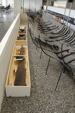 Varpelevbåden bliver opbevaret i Vikingeskibshallen i dag. Copyright Vikingeskibsmuseet i Roskilde.