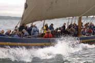 Når Vikingeskibsmuseets rekonstruktion Havhingsten drager på sommertogt, er mandskabets evner til at samarbejde altafgørende, uanset vejret. Den 1. og 2. juli kan man høre mandskabet selv fortælle.