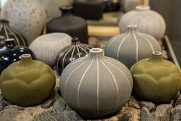 Stort udvalg af unik kunsthåndværk i keramik, trævarer og smykker i museumsbutikken