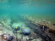 Marinarkæologerne fra Vikingeskibsmuseet i Roskilde udgraver en submarin stenalderboplads ud for Falsters nordkyst i Storstrømmen. Bopladsen er meget rig på fund, som ikke normalt er bevaret til i dag.