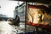 Fra morgenens slæb: Havhingsten og Berlins flag med 'Berliner Bär' - Berliner bjørnen.