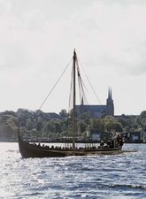 Langskibet Havhingsten fra Glendalough under træningssejlads på Roskilde Fjord. FOTO: Werner Karrasch, Vikingeskibsmuseet.