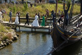 Parrene gik over broen – en symbolsk overgang til deres nye liv som ægtefolk – og ned ombord på Havhingsten. 