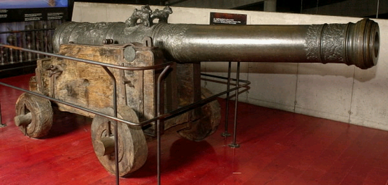 One of the original guns cast for Vasa in 1626-1628, covered with elaborate decoration including maritime motifs. Photo: Vasa Museum.