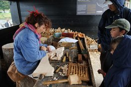 Træskæreren besøger Vikingeskibsmuseet. Copyright: Vikingeskibsmuseet i Roskilde