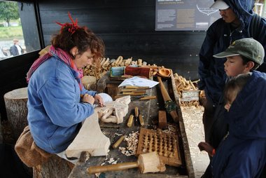 Træskæreren besøger Vikingeskibsmuseet. Copyright: Vikingeskibsmuseet i Roskilde
