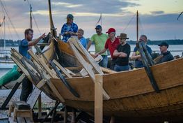Vikingeskibsmuseet tilbyder rundvisninger ude og inde året rundt. Rundvisningerne er tilpasset sæsonen, og fælles for rundvisninger er, at de tager udgangspunkt i de fem originale vikingeskibe, der er udstillet på Vikingeskibsmuseet.