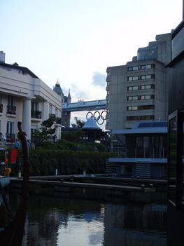 Helge Asks drage-hale og Tower Bridge.