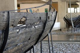 Vikingeskibet Skuldelev 5 i Vikingeskibshallen på Vikingeskibsmuseet i Roskilde. Skuldelev 5-skibet er et mindre krigsskib fra vikingetiden, år 1040