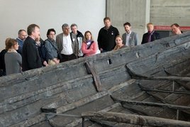 Grupperundvisning om de fem originale skibe eller hør om museets arbejde med at rekonstruere de 1000 år gamle skibe. Copyright: Werner Karrasch, Vikingeskibsmuseet i Roskilde