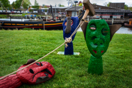 Igennem egne undersøgelser, tror vi på, at børn og unge bliver klogere på vikingetidens samfund og kan perspektivere deres oplevelser og viden til nutiden og deres egen hverdag. Copyright: Vikingeskibsmuseet i Roskilde