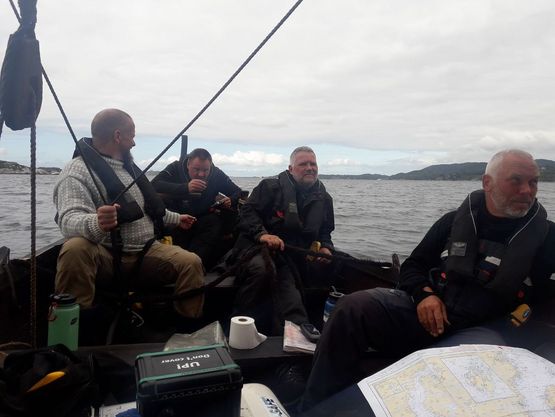 Der studeres kort og spises chokolade på den åbne Bømlafjord. Foto: Torben Okkels