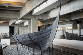 Vikingeskibet Skuldelev 3 i Vikingeskibshallen på Vikingeskibsmuseet i Roskilde. Skuldelev 3-skibet er et mindre handels- og lastskib fra vikingetiden omk. år 1040