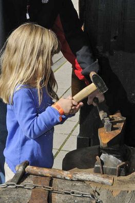 Besøg smeden på Vikingeskibsmuseet. Copyright: Vikingeskibsmuseet i Roskilde.