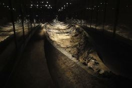 Det er muligt at komme ned i Ladbygraven på vikingemuseet Ladby på Fyn. Foto med tilladelse fra Vikingemuseet Ladby, Louise Kæmpe Henriksen
