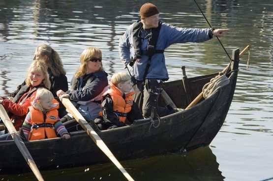 Daglige sommersejlture på Roskilde Fjord med Vikingeskibsmuseets nordiske klinkbyggede træbåde.