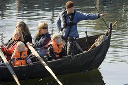 Der er enkelte pladser om bord til børn (mellem 4 og ca. 14 år) på Vikingeskibsmuseets bådture. Børn under 4 kan desværre ikke deltage i sejladser. Børn skal altid ledsages af en voksen.