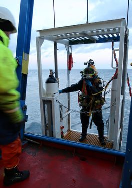 Marinarkæologerne anvender dykkerelevator til og fra deres arbejdsplads 10 meter under havoverfladen. Her ses marinarkæolog Lea Marie Haubro Jacobsen på vej op fra udgravning af Svælget 1-skibet.