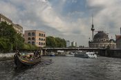 Havhingsten på Spree-floden på sin tur gennem Berlin den 6. september 2014. På turen passerede skibet nogle af byens store attraktioner, her Bodes Museum på Museum Insel. Det verdensberømte fjernsynstårn på Alexanderplatz ses i baggrunden.