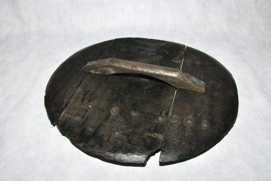 Låget til kobberkarret er nu renset og kan samles til foto. Tydelige mærker efter trænagler viser præcis hvor håndtaget skal placeres. Foto: Morten Johansen, Vikingeskibsmuseet. Låget til kobberkarret er nu renset og kan samles til foto. Tydelige mærker efter trænagler viser præcis hvor håndtaget skal placeres. Foto: Morten Johansen, Vikingeskibsmuseet.