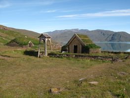 Rekonstruktion af langhus og Tjorhildes kirke ved Brattahlið i Østerbygden. Foto: Georg Nyegaard, 2013: 