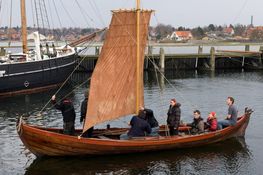 Skoleklasser kan komme ud at sejle fra 4. klassetrin og vi kan have flere både på vandet ad gangen, så vi tilbyder sejladser til alle grupper.