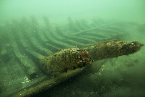 Svælget 1-skibet afslører dag for dag nye, interessante detaljer, og på trods af de voldsomme skader, som skibet har fået under sit forlis, er marinarkæologerne begejstrede over de mange fascinerende detaljer.