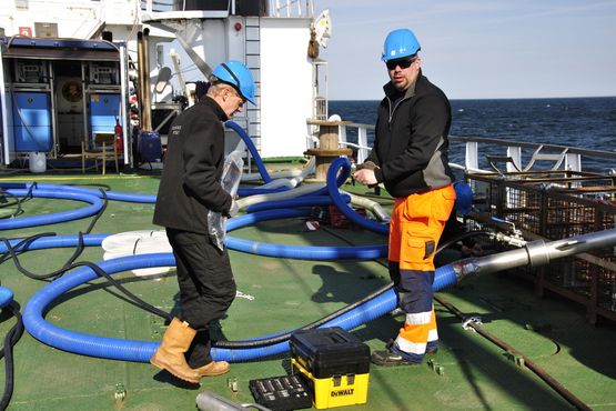 Mandag d. 30/4: Mikkel og Staffan arbejder med tilrigning af airlift-systemet. Foto: Morten Johansen