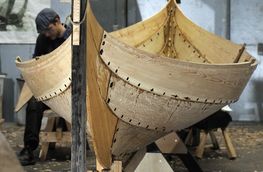 På bådeværftet bygges der rekonstruktioner af vikingeskibe og andre nordiske klinkbyggede træbåde. På bådeværftet bygges der rekonstruktioner af vikingeskibe og andre nordiske klinkbyggede træbåde.