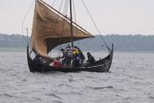 Skaden ved halshjørnet i sejlet inspiceres