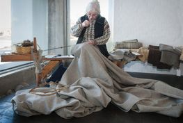 Anna Nørgaard, der er tekstilhåndværker og væver ved Vikingeskibsmuseet, er meget tilfreds med kvaliteten af uldstoffet.
